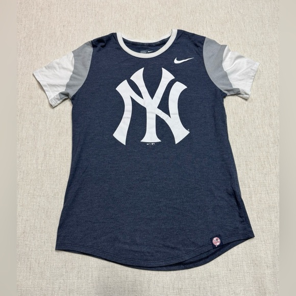 Nike Women’s New York Yankees Small Short Sleeve Top The Nike Tee Athletic Cut - Picture 1 of 4